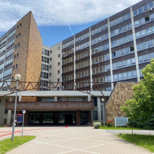 Экономический университет в Братиславе фото